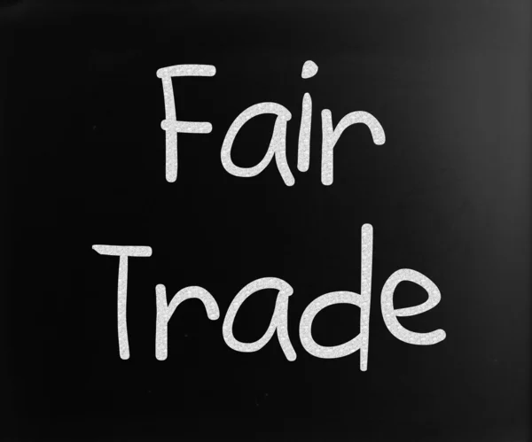 "Comercio justo "escrito a mano con tiza blanca en una pizarra — Foto de Stock