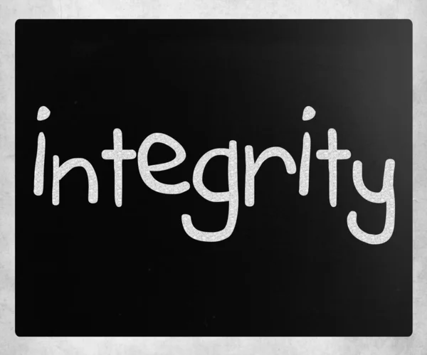 "Integrität "handgeschrieben mit weißer Kreide auf einer Tafel — Stockfoto