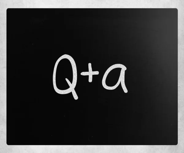 "Fråga och svar "handskriven med vit krita på en blackboa — Stockfoto