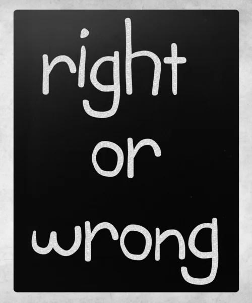 "Correcto o incorrecto "escrito a mano con tiza blanca en una pizarra —  Fotos de Stock
