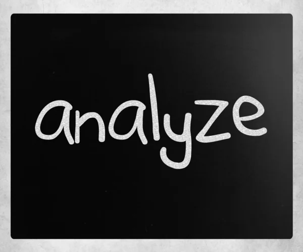 "Analysera ”handskrivna med vit krita på en svart tavla — Stockfoto