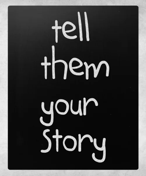 "Powiedz im swoją historię "odręczne z białą kredą na blackbo — Zdjęcie stockowe
