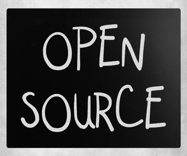 "Open source "manuscrit à la craie blanche sur un tableau noir — Photo