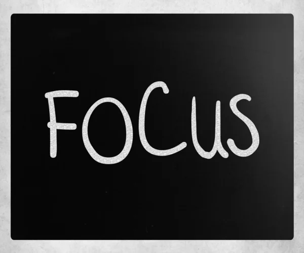 Das Wort "Fokus" handgeschrieben mit weißer Kreide auf einer Tafel — Stockfoto