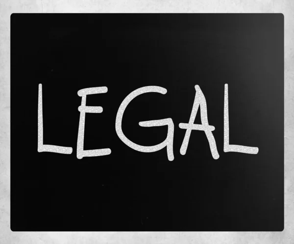 A palavra "Legal" manuscrita com giz branco em um quadro-negro — Fotografia de Stock