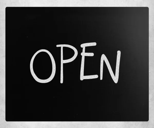 La parola "Open" scritta a mano con gesso bianco su una lavagna — Foto Stock