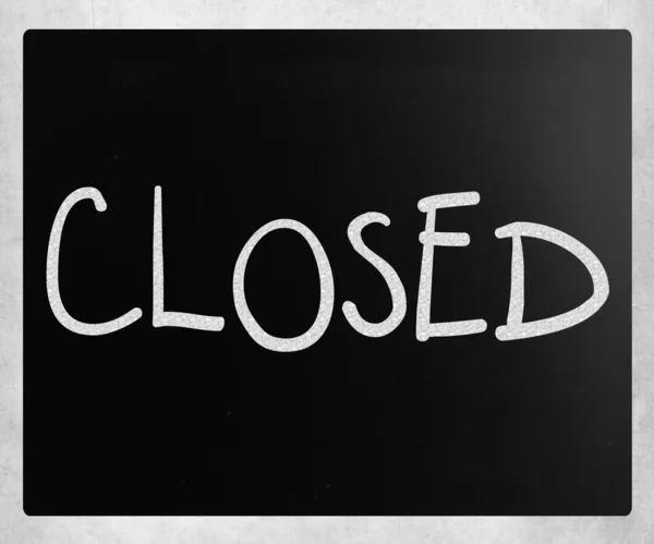 Het woord "gesloten" handgeschreven met wit krijt op een schoolbord — Stockfoto