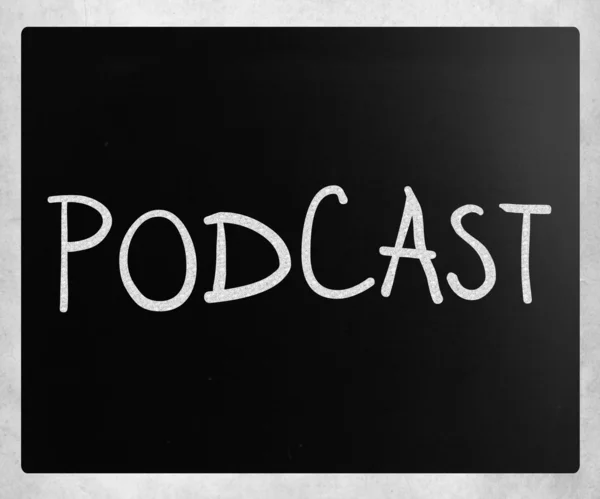 "Podcast "handskriven med vit krita på en svart tavla — Stockfoto