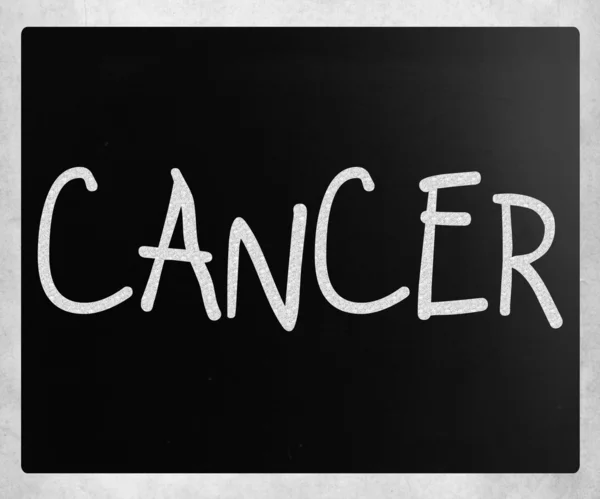 Kelime "kanser" bir kara tahta üzerinde beyaz tebeşir ile el yazısı — Stok fotoğraf