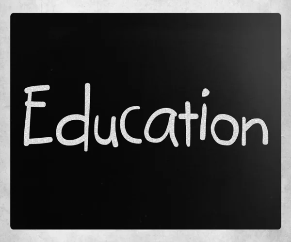 La palabra "Educación" escrita a mano con tiza blanca en un Blackboar —  Fotos de Stock