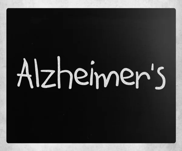 La palabra "Alzheimer" escrita a mano con tiza blanca en un blackbo — Foto de Stock