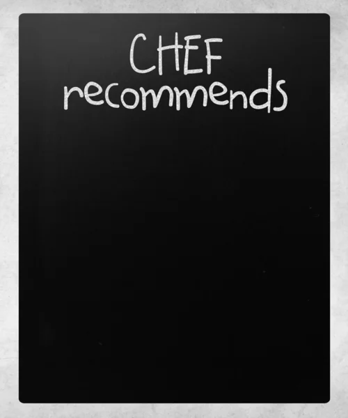 "厨师推荐"用白粉笔在黑板上手写 — 图库照片