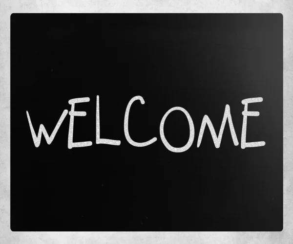 "Bem-vindo "manuscrito com giz branco em um quadro-negro — Fotografia de Stock