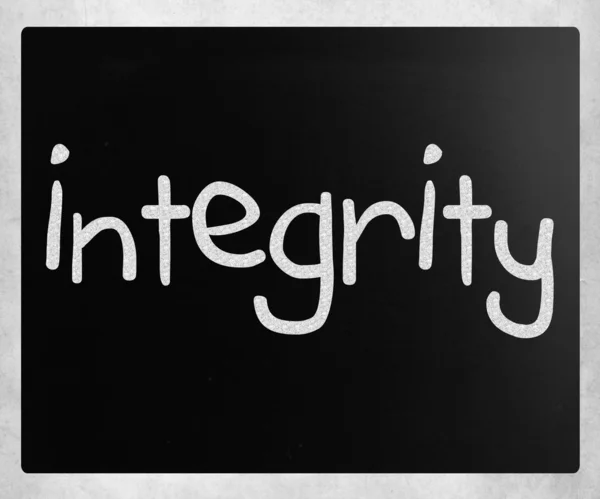 "Integridad "escrito a mano con tiza blanca en una pizarra —  Fotos de Stock
