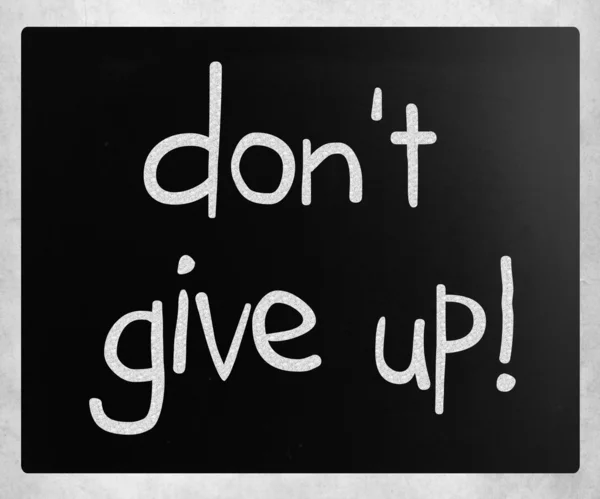 "Não desista "manuscrito com giz branco em um quadro negro — Fotografia de Stock