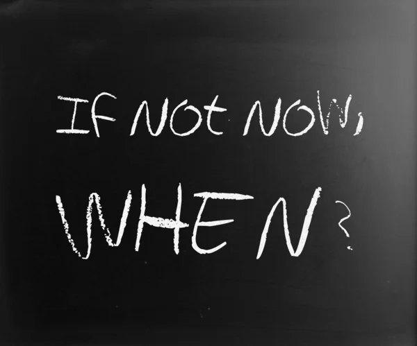 "Als niet nu, wanneer? "handgeschreven met wit krijt op een bord — Stockfoto