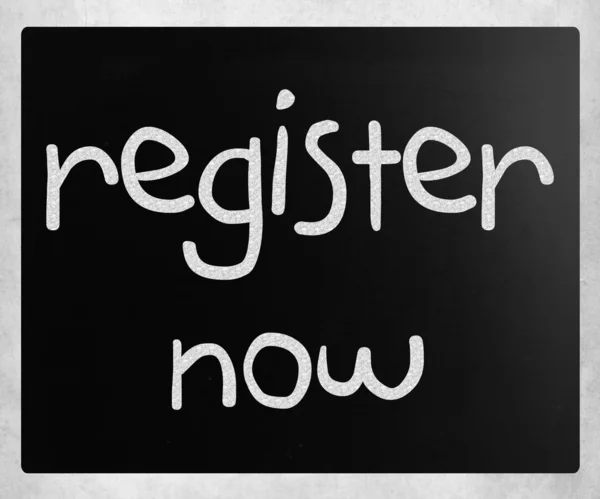 "Registrera nu "handskriven med vit krita på en svart tavla — Stockfoto
