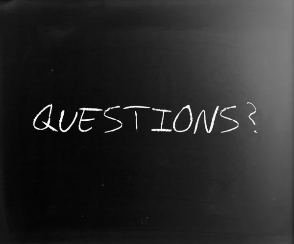 "Τι ερωτήσεις; "χειρόγραφη με λευκή κιμωλία σε έναν μαυροπίνακα — Φωτογραφία Αρχείου