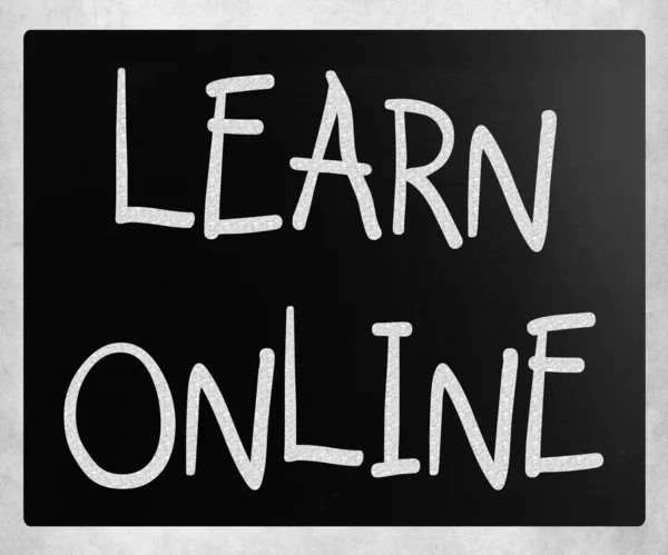"黒板に白いチョークで手書きの「オンラインで学ぶ」 — ストック写真