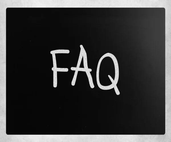 "FAQ "escrito a mano con tiza blanca en una pizarra — Foto de Stock