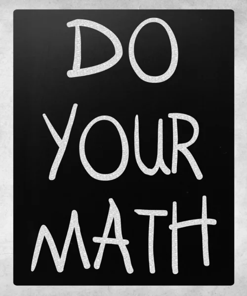 "Faites vos mathématiques "écrit à la main avec de la craie blanche sur un tableau noir — Photo
