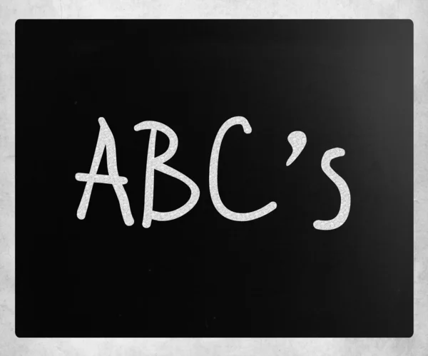 "Το ABC είναι "χειρόγραφο με άσπρη κιμωλία σε έναν μαυροπίνακα — Φωτογραφία Αρχείου