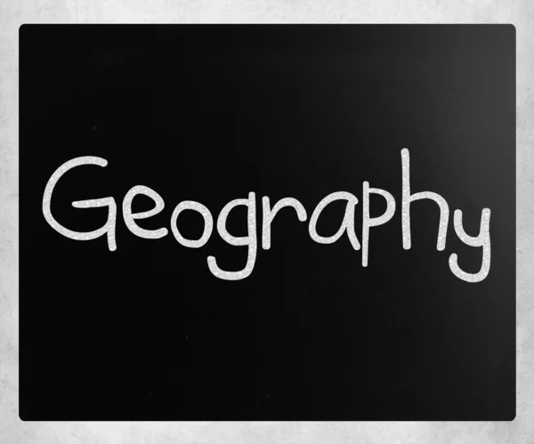"Geografie "handgeschreven met wit krijt op een Blackboard — Stockfoto