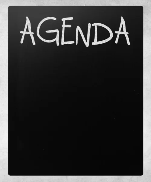 "黒板に白いチョークで手書きの「アジェンダ」 — ストック写真