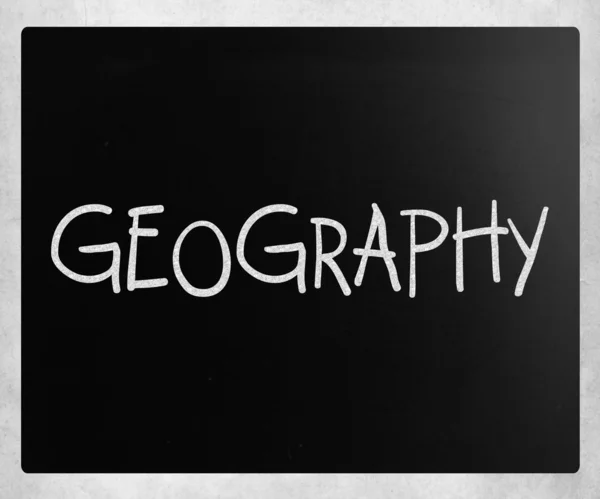 "Geografie "psáno bílou křídou na tabuli — Stock fotografie