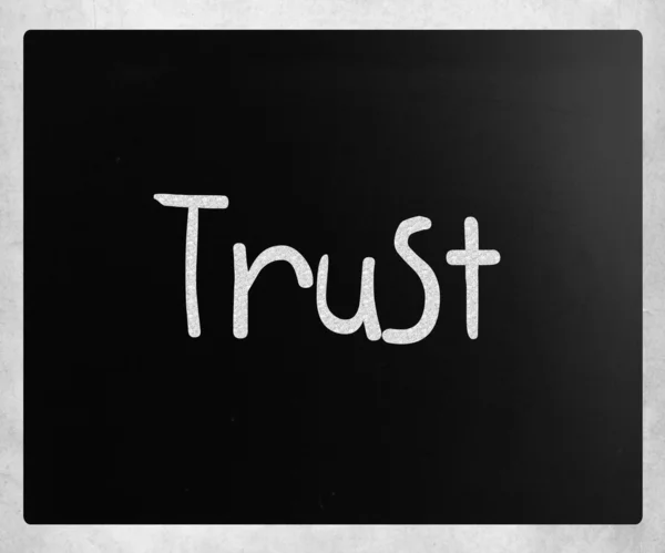 Het woord "vertrouwen" handgeschreven met wit krijt op een schoolbord — Stockfoto