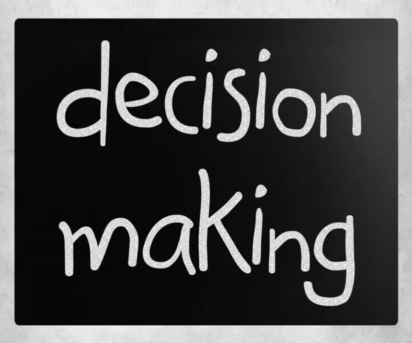 "Toma de decisiones "escrito a mano con tiza blanca en una pizarra —  Fotos de Stock