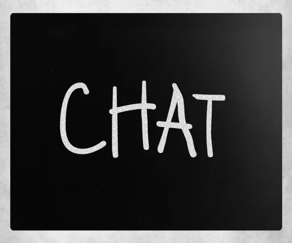 Kelime "sohbet" üzerine bir yazı tahtası Beyaz tebeşir ile el yazısı — Stok fotoğraf
