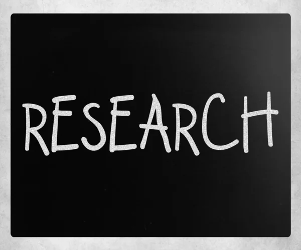 "Araştırma" bir tahta üzerinde beyaz tebeşir ile el yazısı — Stok fotoğraf