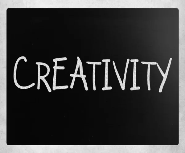 A "kreativitás" fehér krétával egy blackboa a kézzel írott szó — Stock Fotó