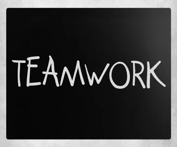 用白色粉笔在黑板上手写的"团队精神"一词 — 图库照片