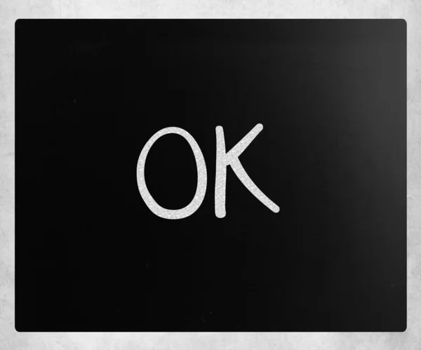 "OK "odręczne z białą kredą na tablicy — Zdjęcie stockowe