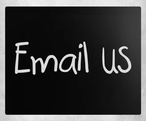 "E-posta bize" bir kara tahta üzerinde beyaz tebeşir ile el yazısı — Stok fotoğraf
