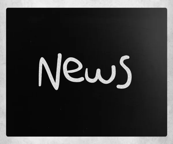 "Notícia "manuscrito com giz branco em um quadro-negro — Fotografia de Stock