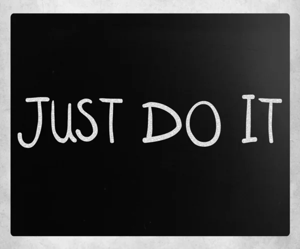 ""只是做它"手写用白色粉笔在黑板上 — 图库照片