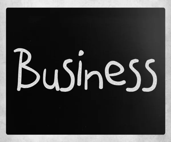 Słowo "biznes" ręcznie z białą kredą na tablicy — Zdjęcie stockowe