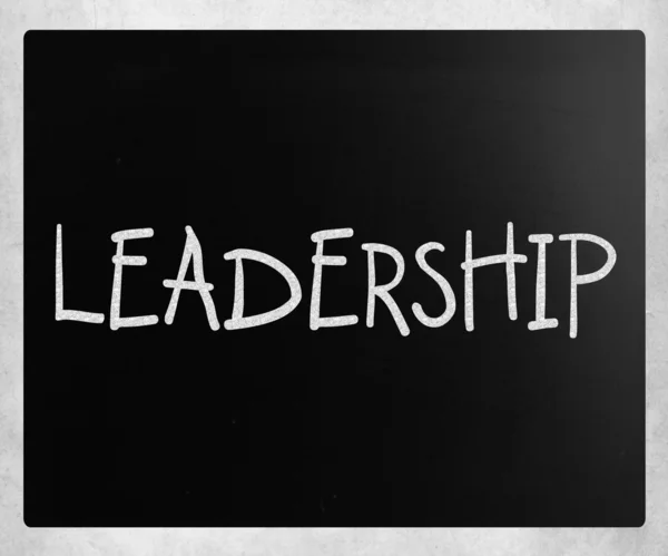 用白色粉笔在 blackboa 上手写的"领导力"一词 — 图库照片