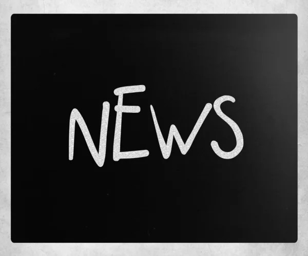 Kelime "news" bir kara tahta üzerinde beyaz tebeşir ile el yazısı — Stok fotoğraf