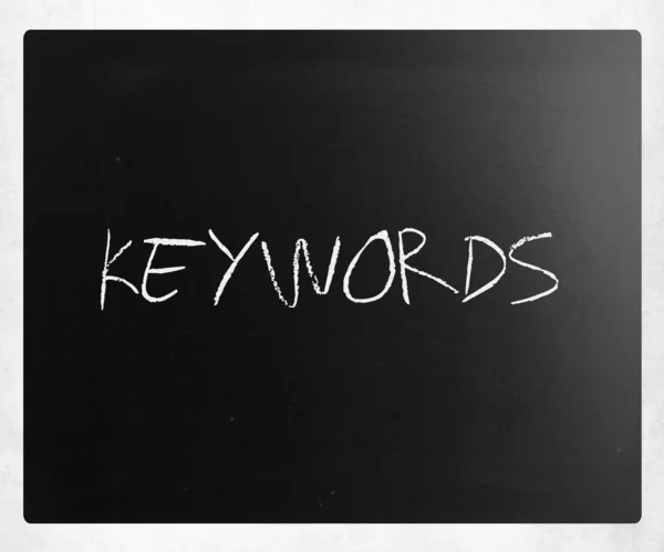 A palavra "Palavras-chave" escrito à mão com giz branco em um quadro negro — Fotografia de Stock