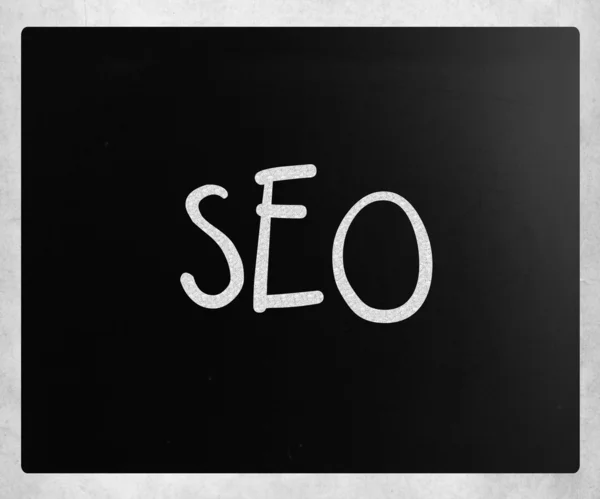 A palavra "SEO" escrito à mão com giz branco em um quadro-negro — Fotografia de Stock