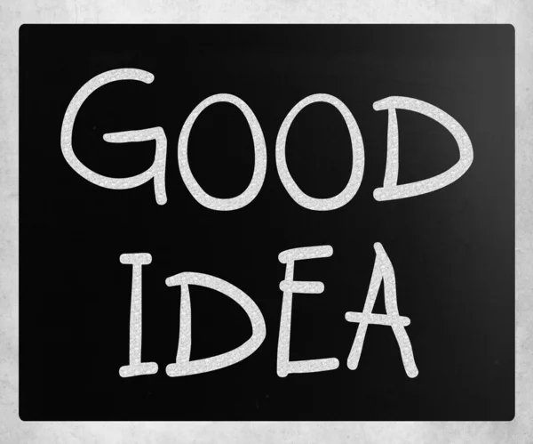"Buona idea "scritto a mano con gesso bianco su una lavagna — Foto Stock