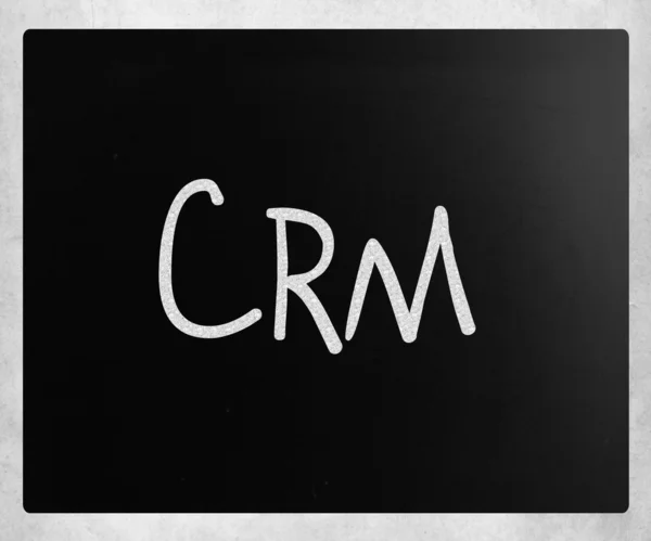 用白色粉笔在黑板上手写的"crm"一词 — 图库照片