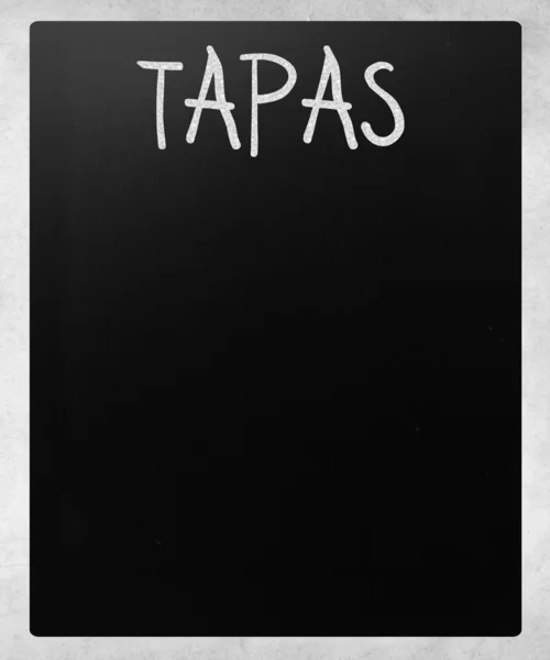"在黑板上用白色粉笔手写的Tapas" — 图库照片