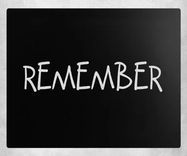 "Remember" handwritten with white chalk on a blackboard — Stock Photo, Image