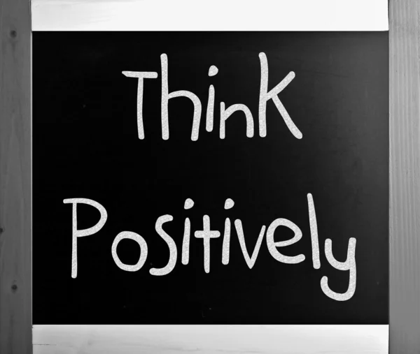 "Positiv denken "handgeschrieben mit weißer Kreide auf einer Tafel — Stockfoto