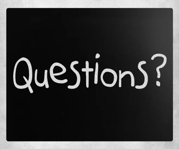 "Frågor? "handskriven med vit krita på en svart tavla — Stockfoto